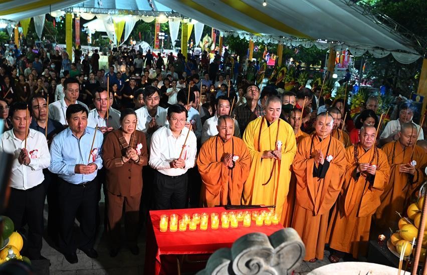 Thành kính dâng hương tưởng niệm