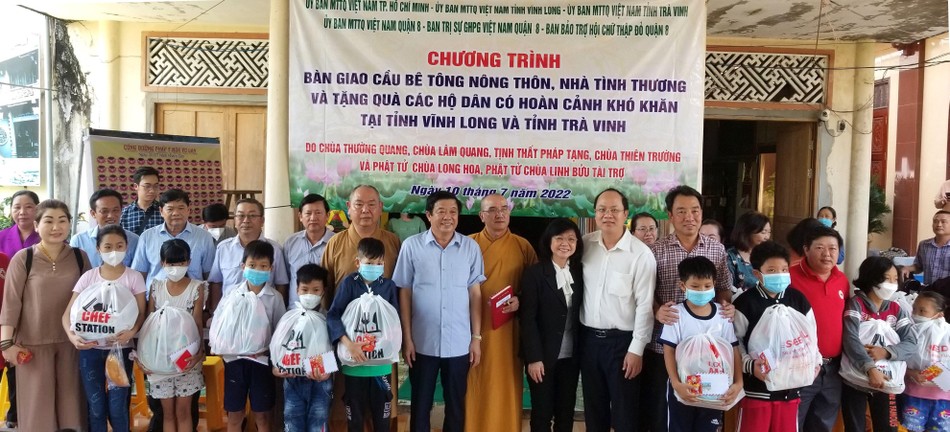 Đoàn phát quà và trao học bổng tại chùa Hội An Đoàn phát quà và trao học bổng tại chùa Hội An