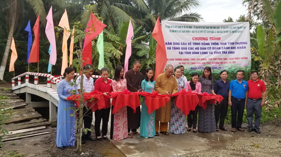 Thượng tọa Thích Huệ Công, Đại đức Thích Thiện Lộc cắt băng khánh thành cầu tại xã Đại Phúc Thượng tọa Thích Huệ Công, Đại đức Thích Thiện Lộc cắt băng khánh thành cầu tại xã Đại Phúc
