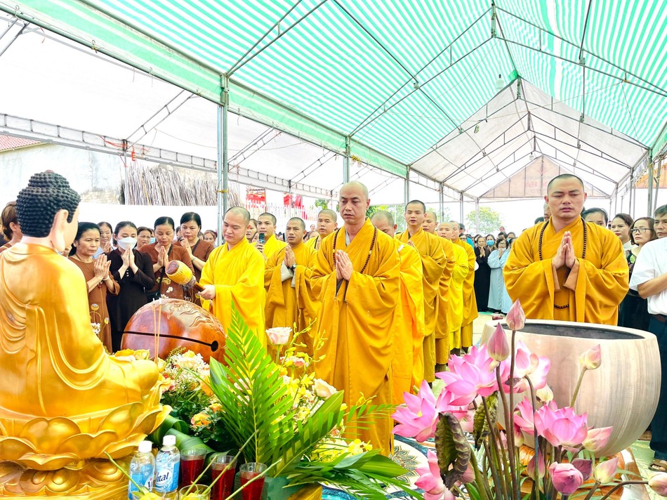 Chư tôn đức niêm hương bạch Phật, hội chúng đồng tụng thời kinh