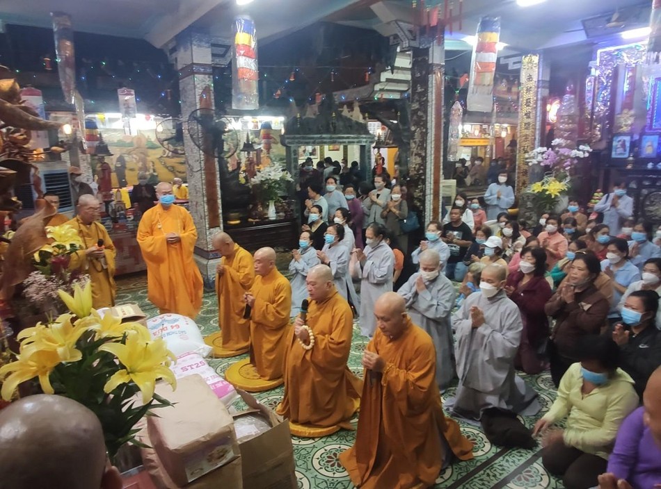 Đoàn chùa Long Vân tác bạch cúng dường Đoàn chùa Long Vân tác bạch cúng dường