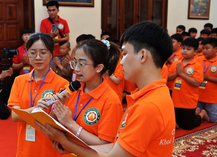 Phật tử Nguyễn Thọ Ngọc Anh, đại diện các khóa sinh dâng lời phát nguyện Phật tử Nguyễn Thọ Ngọc Anh, đại diện các khóa sinh dâng lời phát nguyện