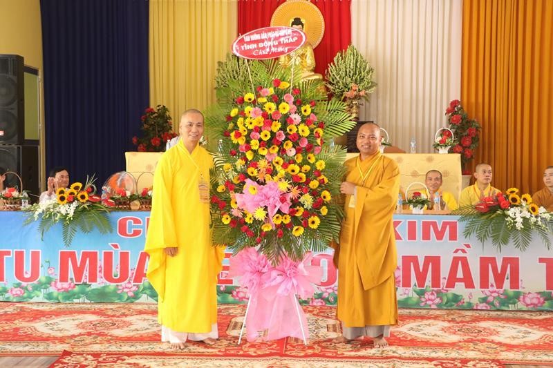 Ban Hướng dẫn Phật tử GHPGVN tỉnh Đồng Tháp tặng hoa chúc mừng Ban Hướng dẫn Phật tử GHPGVN tỉnh Đồng Tháp tặng hoa chúc mừng