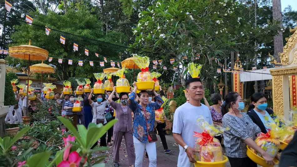 Phật tử dâng cúng y tắm mưa và tứ vật dụng Phật tử dâng cúng y tắm mưa và tứ vật dụng