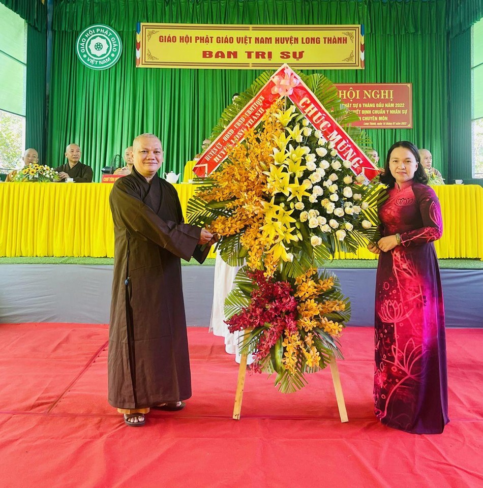 Lãnh đạo huyện Long Thành tặng hoa chúc mừng Lãnh đạo huyện Long Thành tặng hoa chúc mừng