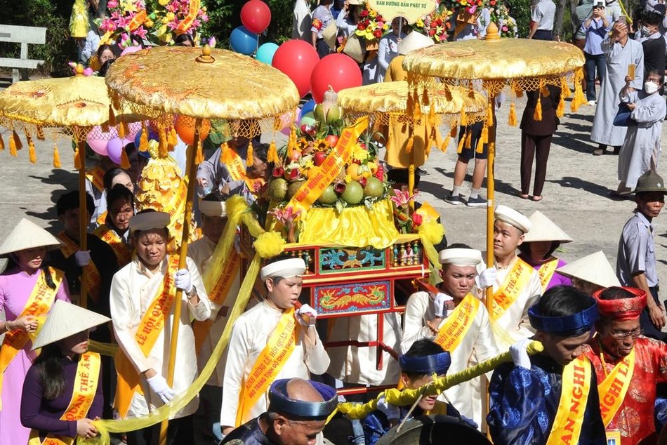 Dâng lễ vật cúng dường Dâng lễ vật cúng dường