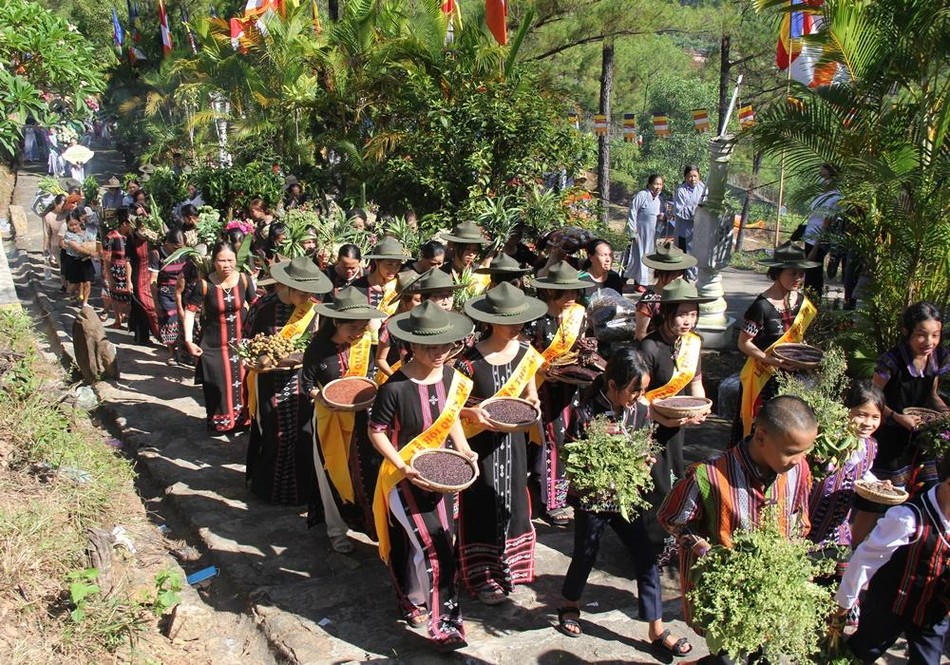 Từng đoàn xếp hàng vào dâng lễ cúng dường Từng đoàn xếp hàng vào dâng lễ cúng dường