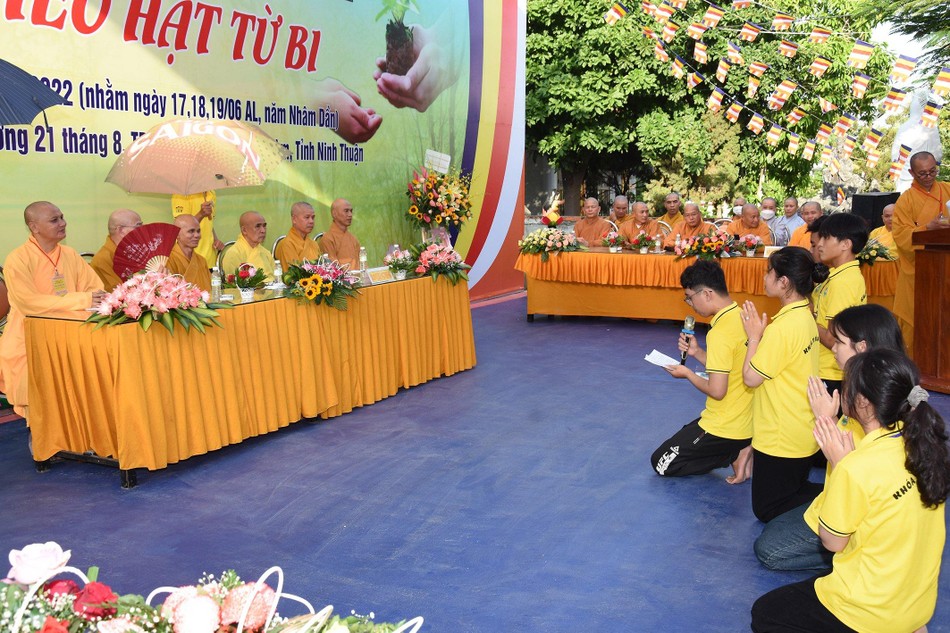 Đại diện các tu sinh dâng lời phát nguyện Đại diện các tu sinh dâng lời phát nguyện