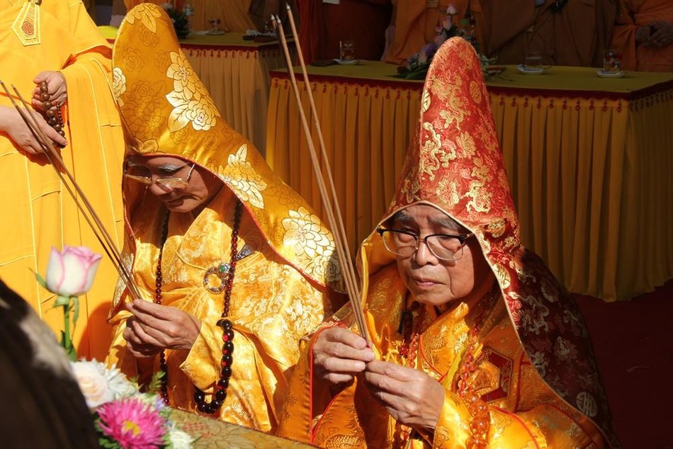 Chư tôn Hòa thượng niêm hương cử hành Lễ hội Quán Thế Âm Chư tôn Hòa thượng niêm hương cử hành Lễ hội Quán Thế Âm