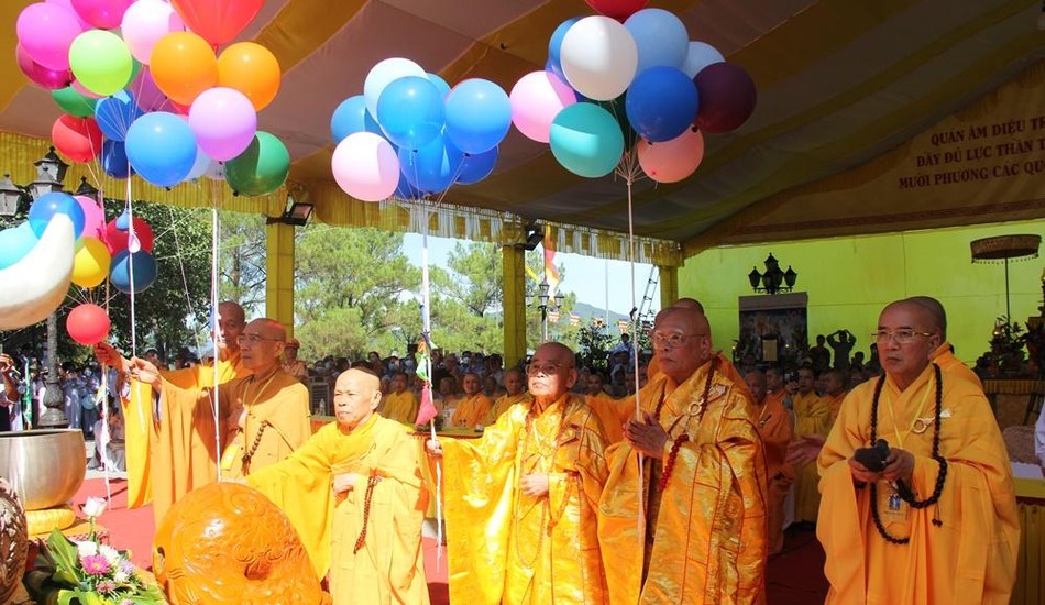 Thả bong bóng cầu nguyện hòa bình thế giới Thả bong bóng cầu nguyện hòa bình thế giới
