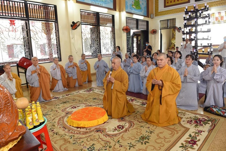 Thượng tọa Thích Tâm Chơn, Đại đức Thích Nguyên Tài niêm hương bạch Phật Thượng tọa Thích Tâm Chơn, Đại đức Thích Nguyên Tài niêm hương bạch Phật