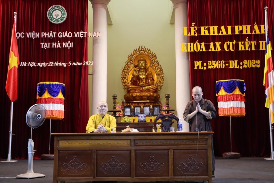 Đại đức Thích Đạo Mẫn, Chánh Văn phòng Học viện Phật giáo VN tại Hà Nội báo cáo sơ lược tình hình an cư kiết hạ của Tăng Ni sinh học viện trước Hòa thượng Thích Quảng Tùng Đại đức Thích Đạo Mẫn, Chánh Văn phòng Học viện Phật giáo VN tại Hà Nội báo cáo sơ lược tình hình an cư kiết hạ của Tăng Ni sinh học viện trước Hòa thượng Thích Quảng Tùng