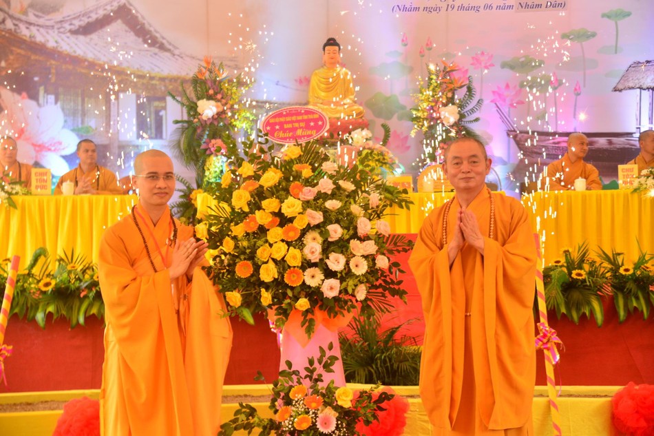 Thượng tọa Thích Thanh Hòa thay mặt Ban Trị sự GHPGVN tỉnh Thái Bình tặng hoa chúc mừng Thượng tọa Thích Thanh Hòa thay mặt Ban Trị sự GHPGVN tỉnh Thái Bình tặng hoa chúc mừng