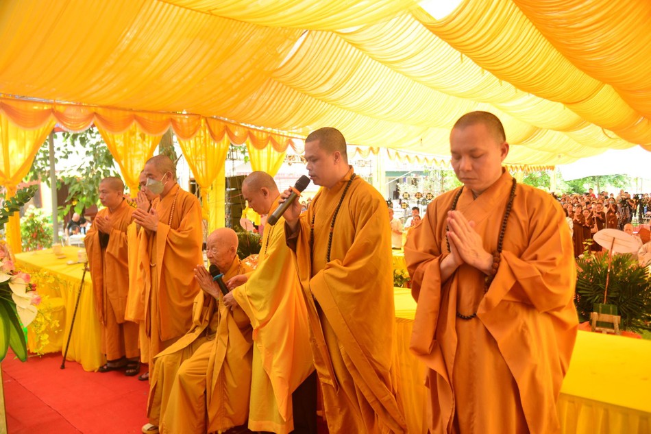 Chư tôn đức cử hành nghi lễ gia trì, chú nguyện Chư tôn đức cử hành nghi lễ gia trì, chú nguyện