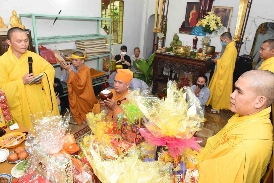 Môn đồ đệ tử dâng phạn thực cúng dường Môn đồ đệ tử dâng phạn thực cúng dường