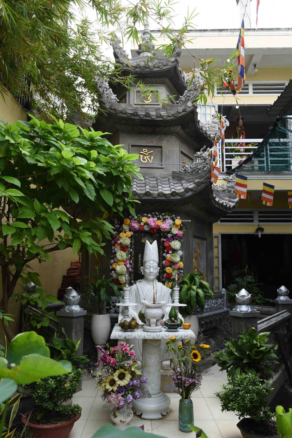 Bảo tháp cố Hòa thượng Thích Tâm Tựu trong khuôn viên chùa Thiên Sơn Bảo tháp cố Hòa thượng Thích Tâm Tựu trong khuôn viên chùa Thiên Sơn