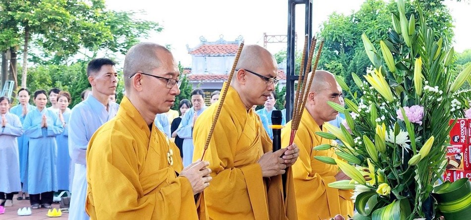 Đại đức Thích Định Tuệ cùng chư Tăng, Phật tử tưởng niệm các anh hùng, liệt sĩ tại Nghĩa trang Liệt sĩ Quốc gia Trường Sơn Đại đức Thích Định Tuệ cùng chư Tăng, Phật tử tưởng niệm các anh hùng, liệt sĩ tại Nghĩa trang Liệt sĩ Quốc gia Trường Sơn