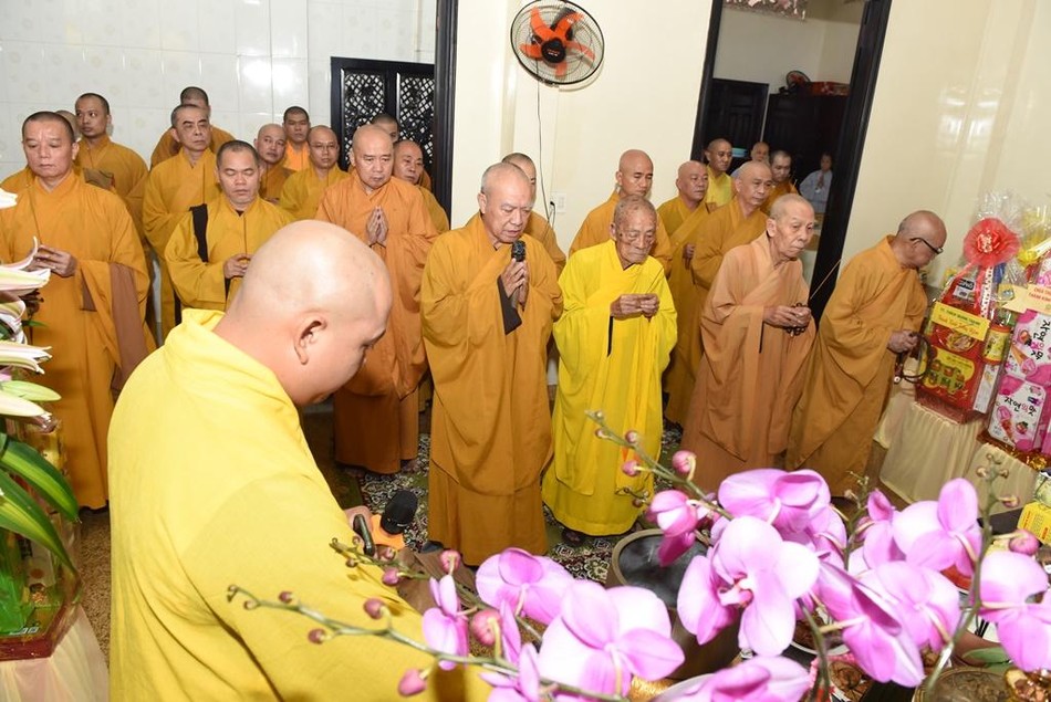 Chư tôn đức thắp hương tưởng niệm Chư tôn đức thắp hương tưởng niệm