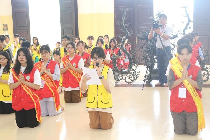 Đại diện các khóa sinh dâng lời phát nguyện Đại diện các khóa sinh dâng lời phát nguyện