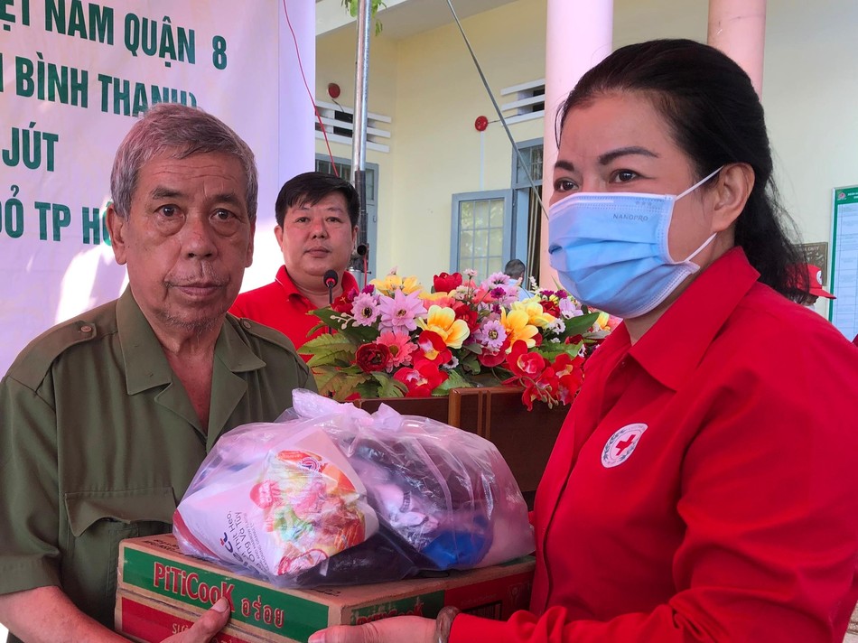 Tận tay trao quà đến người dân