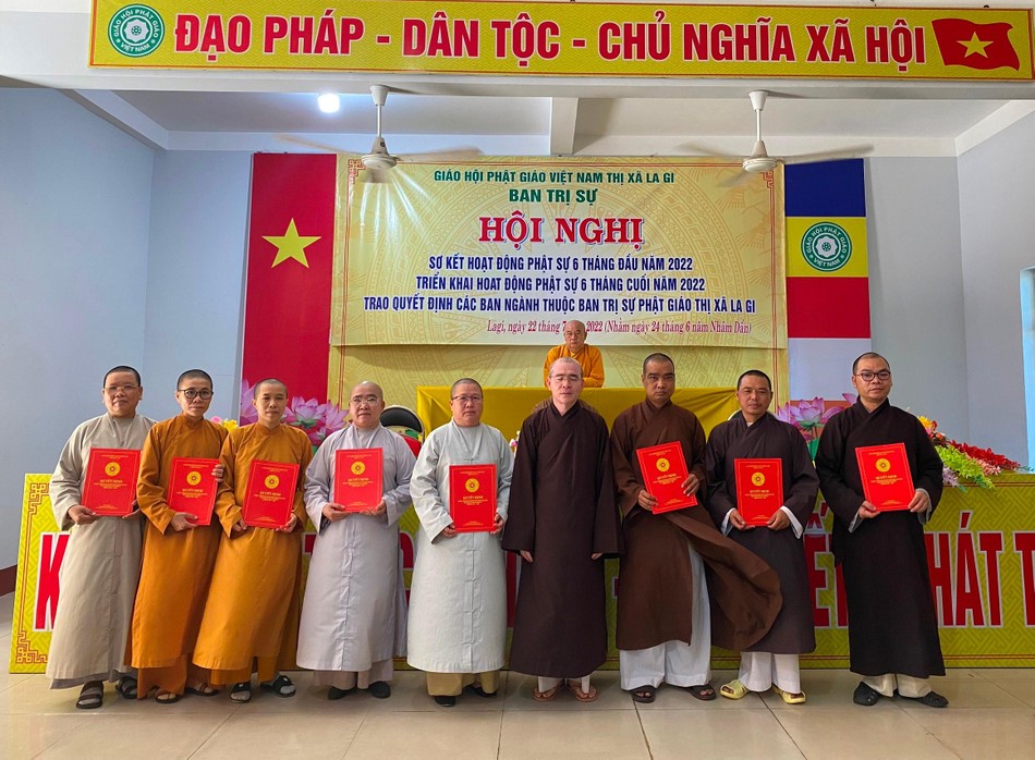 Trao quyết định chuẩn y nhân sự các ban ngành trực thuộc Ban Trị sự GHPGVN thị xã La Gi (2021-2026)