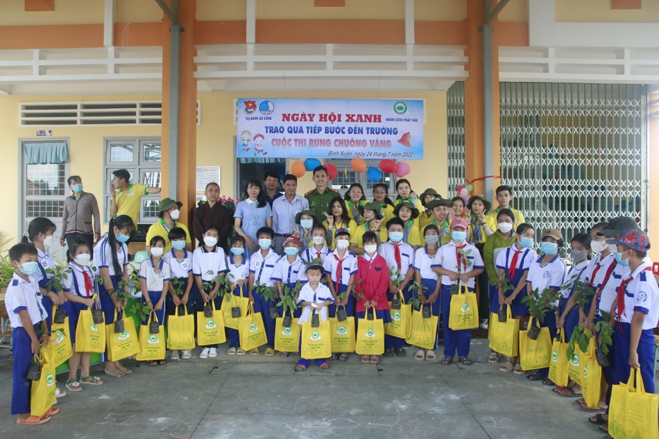 Nhóm sinh viên thiện nguyện Pháp Vân trao quà và cây xanh đến các em học sinh Nhóm sinh viên thiện nguyện Pháp Vân trao quà và cây xanh đến các em học sinh