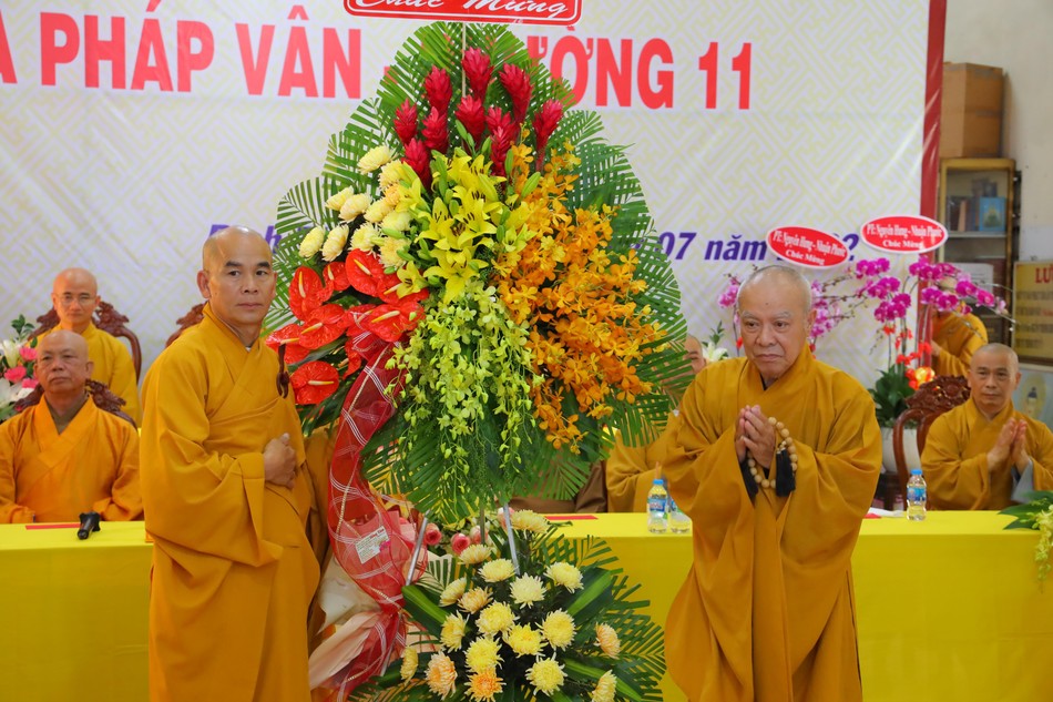 Hòa thượng Thích Nhật Hỷ thay mặt Ban Thường trực Ban Trị sự GHPGVN TP.HCM tặng hoa chúc mừng Hòa thượng Thích Nhật Hỷ thay mặt Ban Thường trực Ban Trị sự GHPGVN TP.HCM tặng hoa chúc mừng