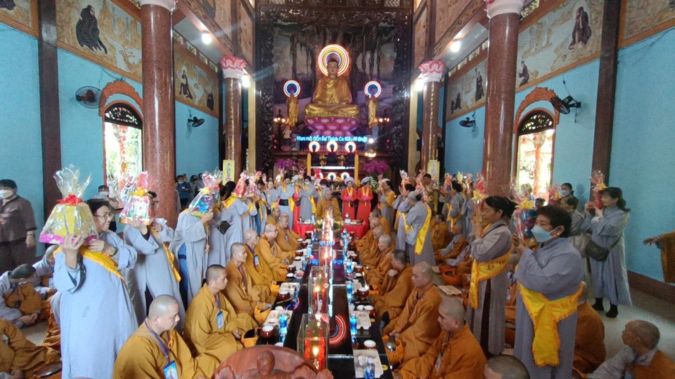 Các Phật tử dâng vật phẩm cúng dường Các Phật tử dâng vật phẩm cúng dường