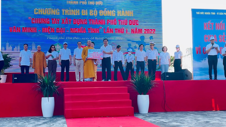 Hòa thượng Thích Minh Truyền, Phó ban Trị sự Phật giáo TP.Thủ Đức trao bảng tượng trưng ủng hộ số tiền Hòa thượng Thích Minh Truyền, Phó ban Trị sự Phật giáo TP.Thủ Đức trao bảng tượng trưng ủng hộ số tiền