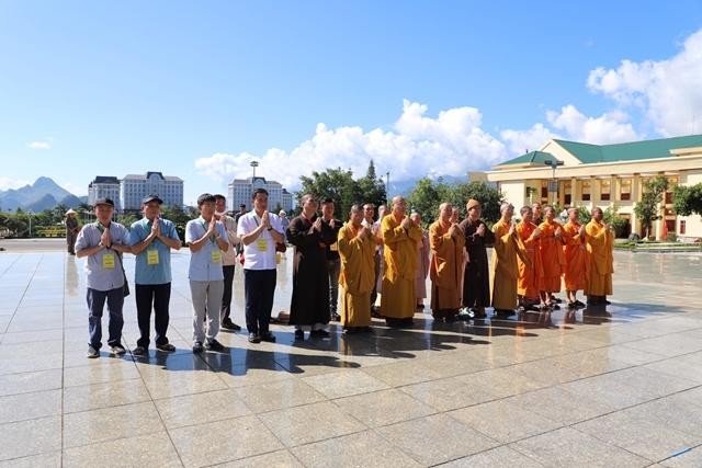 Chư tôn đức cùng các đại biểu chính quyền dâng hương tưởng niệm tại Nghĩa trang Liệt sĩ tỉnh Lai Châu Chư tôn đức cùng các đại biểu chính quyền dâng hương tưởng niệm tại Nghĩa trang Liệt sĩ tỉnh Lai Châu