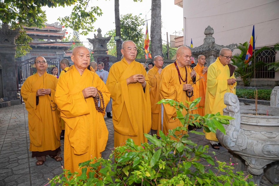 Chư tôn đức dâng hương tưởng niệm Chư tôn đức dâng hương tưởng niệm