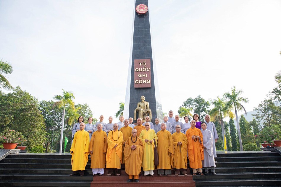 Chư tôn đức và các Phật tử trước Nghĩa trang Liệt sĩ Hòn Dung (TP.Nha Trang) Chư tôn đức và các Phật tử trước Nghĩa trang Liệt sĩ Hòn Dung (TP.Nha Trang)