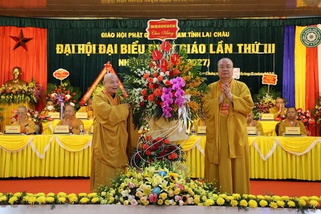 Hòa thượng Thích Thiện Nhơn tặng hoa chúc mừng Hòa thượng Thích Thiện Nhơn tặng hoa chúc mừng