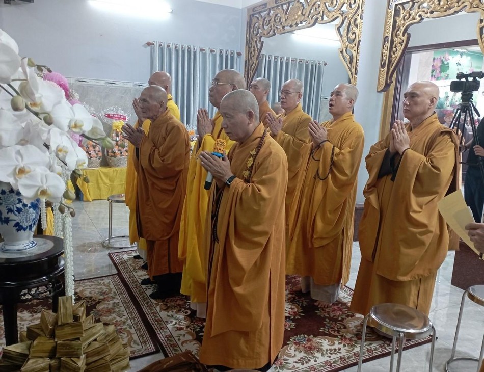 Chư tôn đức thắp hương cầu nguyện Chư tôn đức thắp hương cầu nguyện