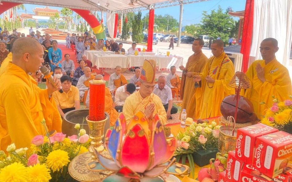 Chư Tăng thiết lễ cầu siêu tại Nghĩa trang Liệt sĩ huyện Thanh Chương Chư Tăng thiết lễ cầu siêu tại Nghĩa trang Liệt sĩ huyện Thanh Chương