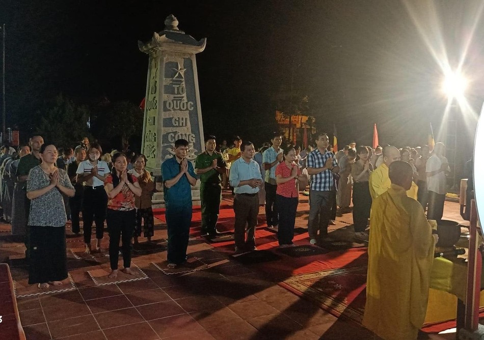 Thời kinh cầu siêu tại Đài tưởng niệm Nghĩa trang Liệt sĩ xã Quỳnh Yên (huyện Quỳnh Lưu) Thời kinh cầu siêu tại Đài tưởng niệm Nghĩa trang Liệt sĩ xã Quỳnh Yên (huyện Quỳnh Lưu)