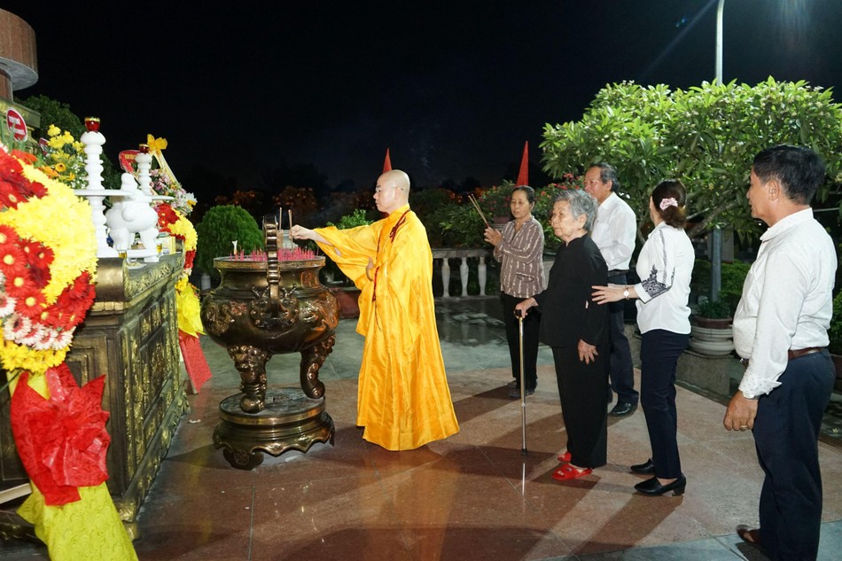 Thắp hương tưởng niệm, tri ân các anh hùng, liệt sĩ tại Nghĩa trang Liệt sĩ xã Hòa Tiến Thắp hương tưởng niệm, tri ân các anh hùng, liệt sĩ tại Nghĩa trang Liệt sĩ xã Hòa Tiến