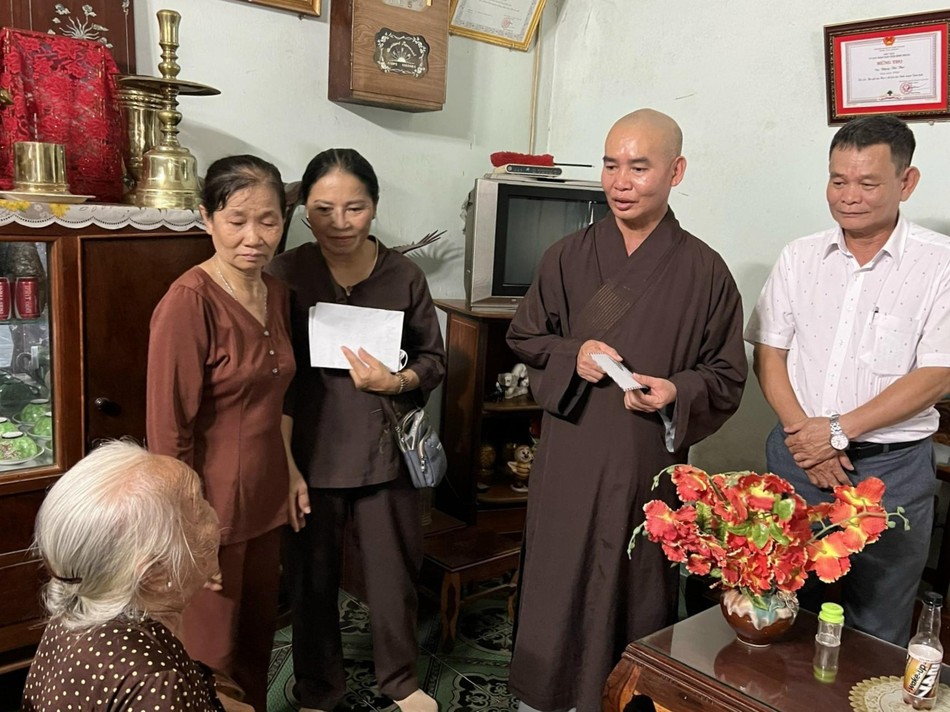 Đại đức Thích Tâm Trí trao quà đến các gia đình chính sách Đại đức Thích Tâm Trí trao quà đến các gia đình chính sách