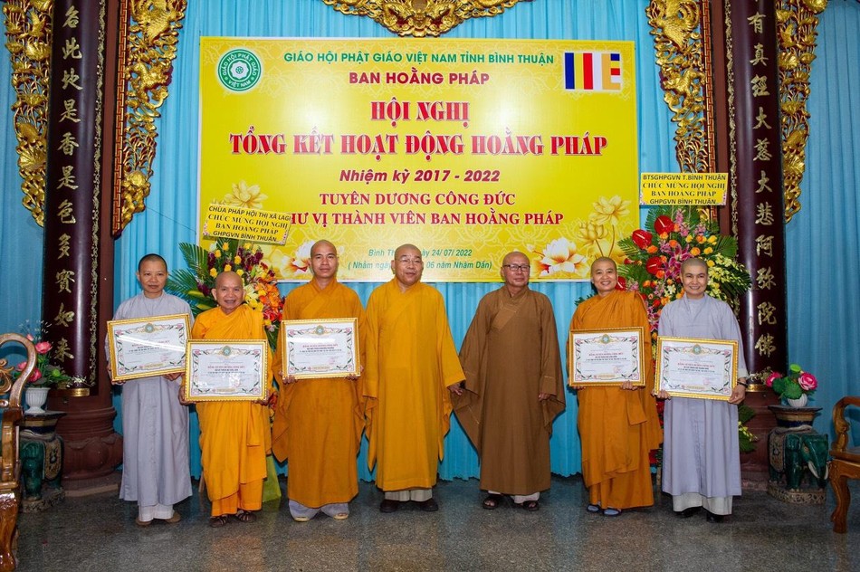 Trao Bằng tuyên dương công đức Trao Bằng tuyên dương công đức