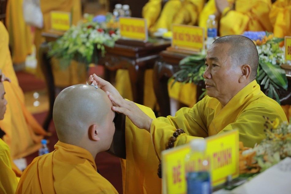 Tấn hương cúng dường Tam bảo sau khi đã phát nguyện lãnh thọ Bồ-tát giới