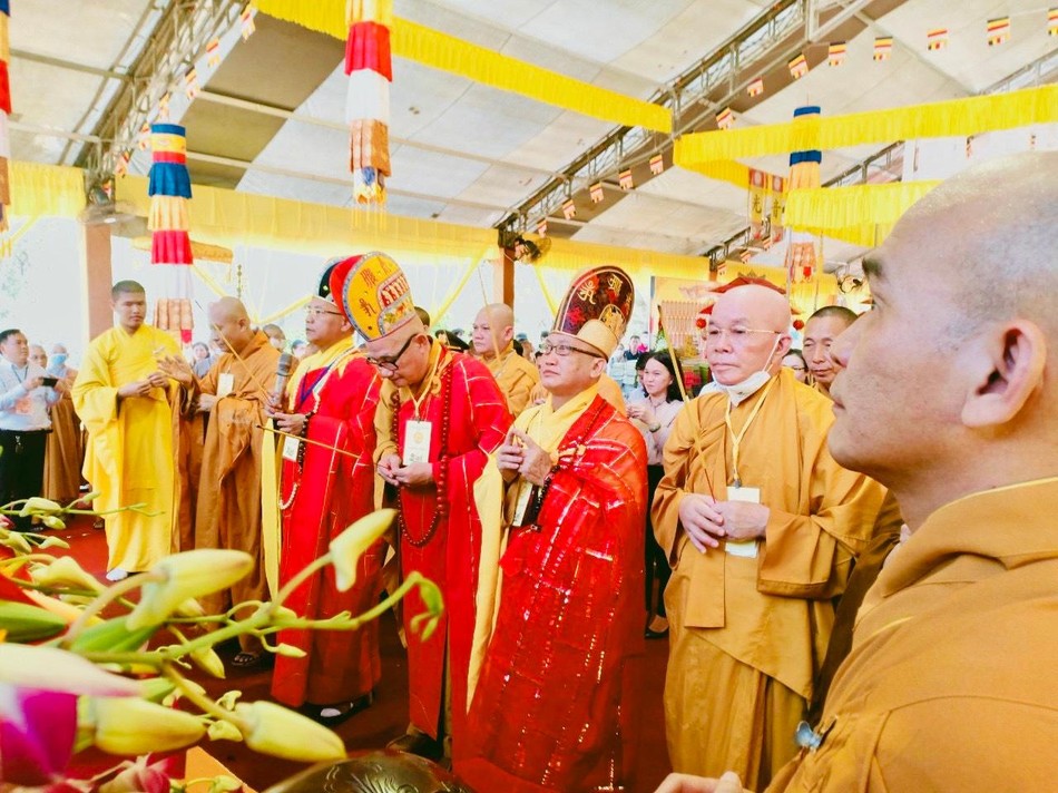 Chư tôn đức niêm hương cầu nguyện Chư tôn đức niêm hương cầu nguyện