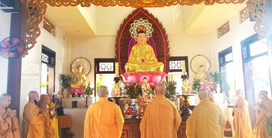 Chư tôn đức niêm hương bạch Phật, đảnh lễ Tam bảo