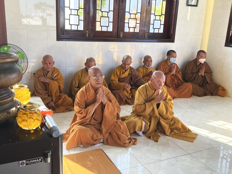 Chư Tăng thính giới tại chùa Phổ Đà Sơn