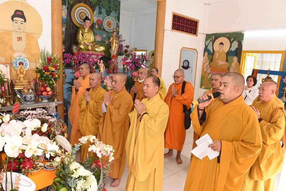 Chư tôn đức nhất tâm cầu nguyện