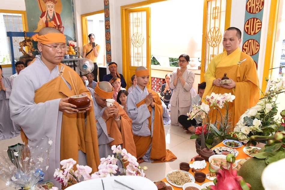 Môn đồ đệ tử dâng phạn thực cúng dường