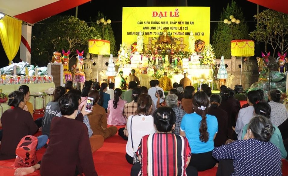 Đại lễ cầu siêu, thắp nến tri ân tại Nghĩa trang Liệt sĩ huyện Quảng Xương Đại lễ cầu siêu, thắp nến tri ân tại Nghĩa trang Liệt sĩ huyện Quảng Xương