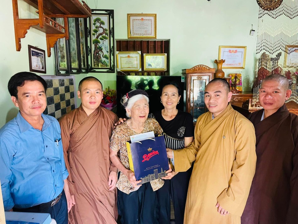 Ban Trị sự GHPGVN huyện Hậu Lộc tặng quà đến Mẹ Việt Nam anh hùng Ban Trị sự GHPGVN huyện Hậu Lộc tặng quà đến Mẹ Việt Nam anh hùng