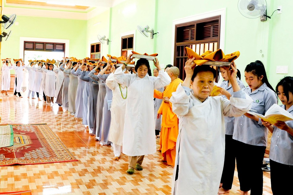 Phật tử dâng cúng pháp y Phật tử dâng cúng pháp y