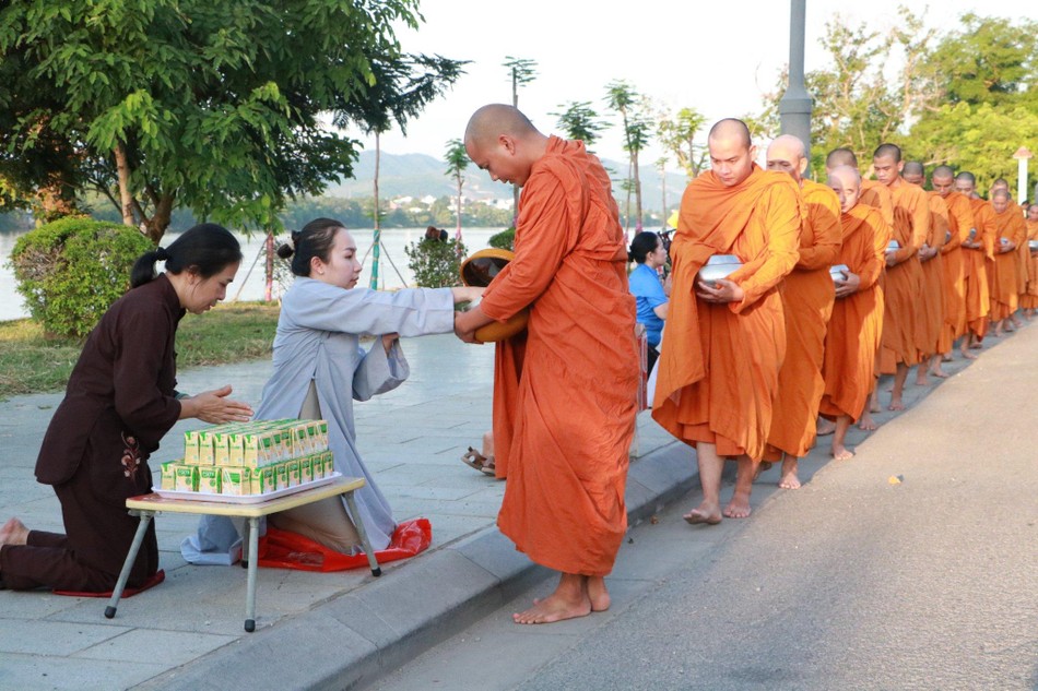 Các vị Sa-di được trải nghiệm đời sống tu học của Tăng sĩ, với thời khóa trì bình khất thực trên đường phố cố đô Các vị Sa-di được trải nghiệm đời sống tu học của Tăng sĩ, với thời khóa trì bình khất thực trên đường phố cố đô