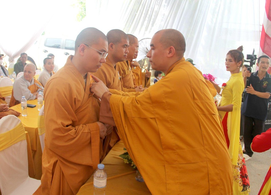 Nghi thức cài bông hồng Nghi thức cài bông hồng